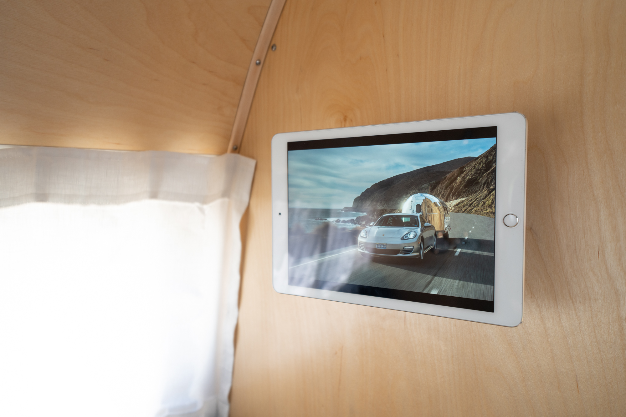 Feature Highlight: Tablets & Streaming In Your Bowlus®